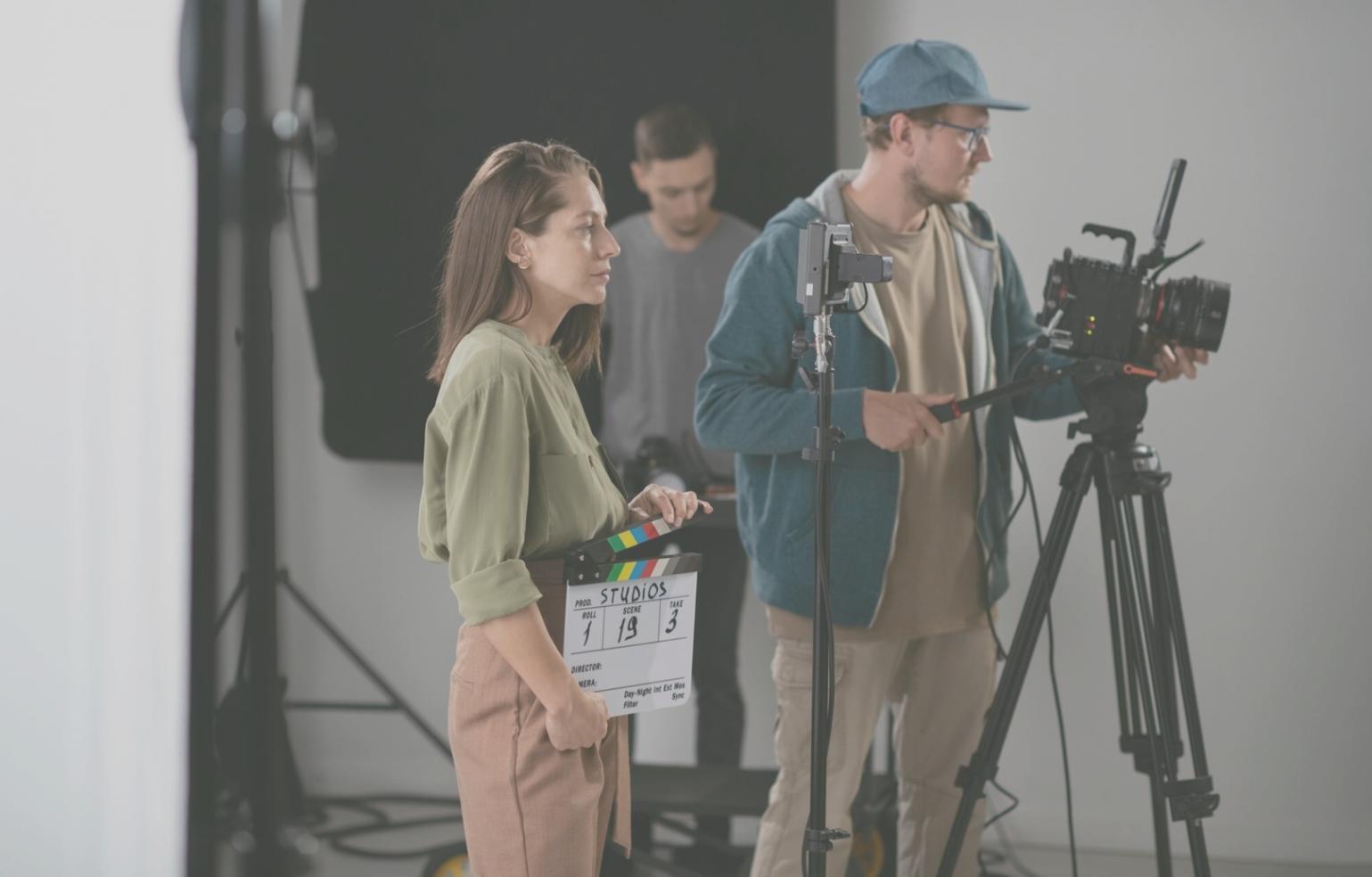 Sesión de trabajo en estudio con técnico operando equipo de audio profesional